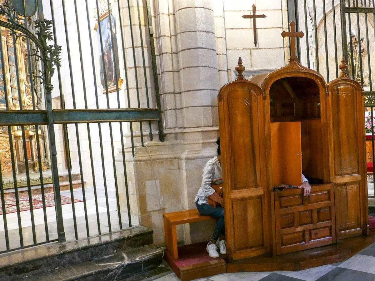 découvrez les enjeux du secret de la confession face aux violences sur mineurs et les débats juridiques et éthiques associés.