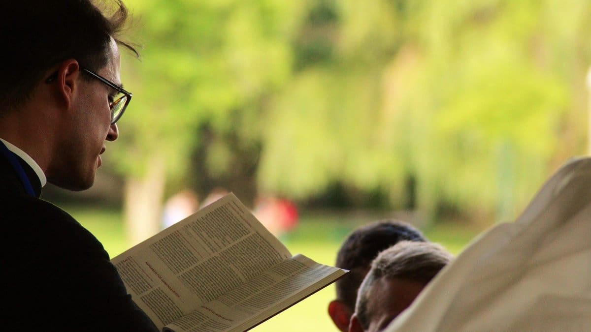 découvrez les enjeux du secret de la confession face aux violences sur mineurs, et comment concilier respect du secret religieux et protection des victimes.