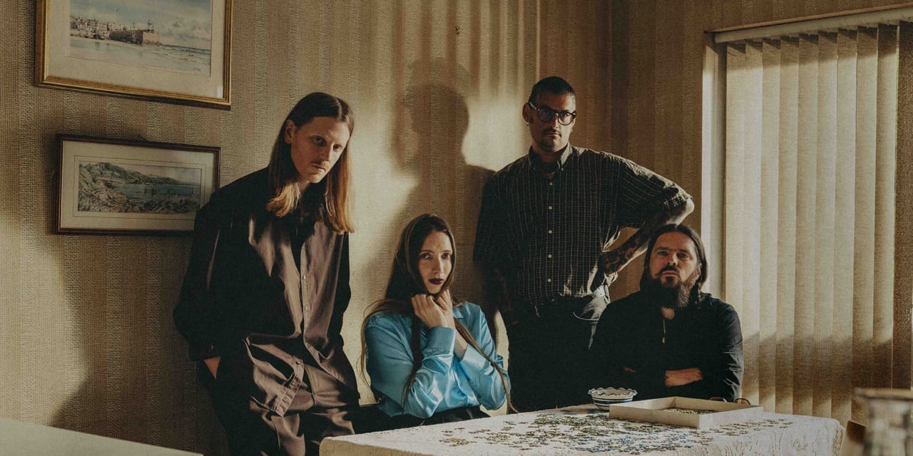 découvrez secret love, un mélange unique de pop et post-punk revisité par dry cleaning, pour une expérience musicale captivante et originale.