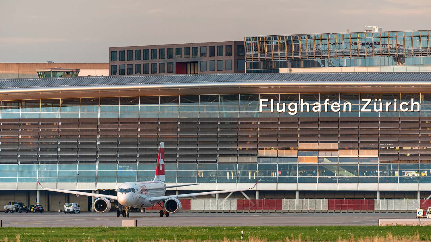 découvrez les mesures de sécurité renforcée mises en place à l'aéroport de zurich pour garantir la protection des voyageurs et assurer un voyage serein.