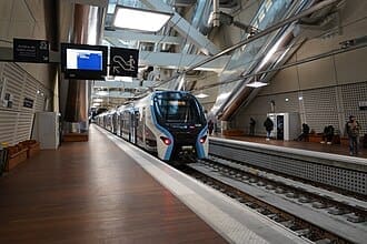 découvrez la signification du rer en france, son rôle essentiel dans le réseau de transport et son fonctionnement pour faciliter vos déplacements en région parisienne.