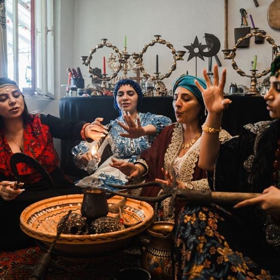 découvrez comment la sorcellerie en roumanie s'entrelace avec la libération féminine, explorant traditions, résistances et empowerment des femmes.