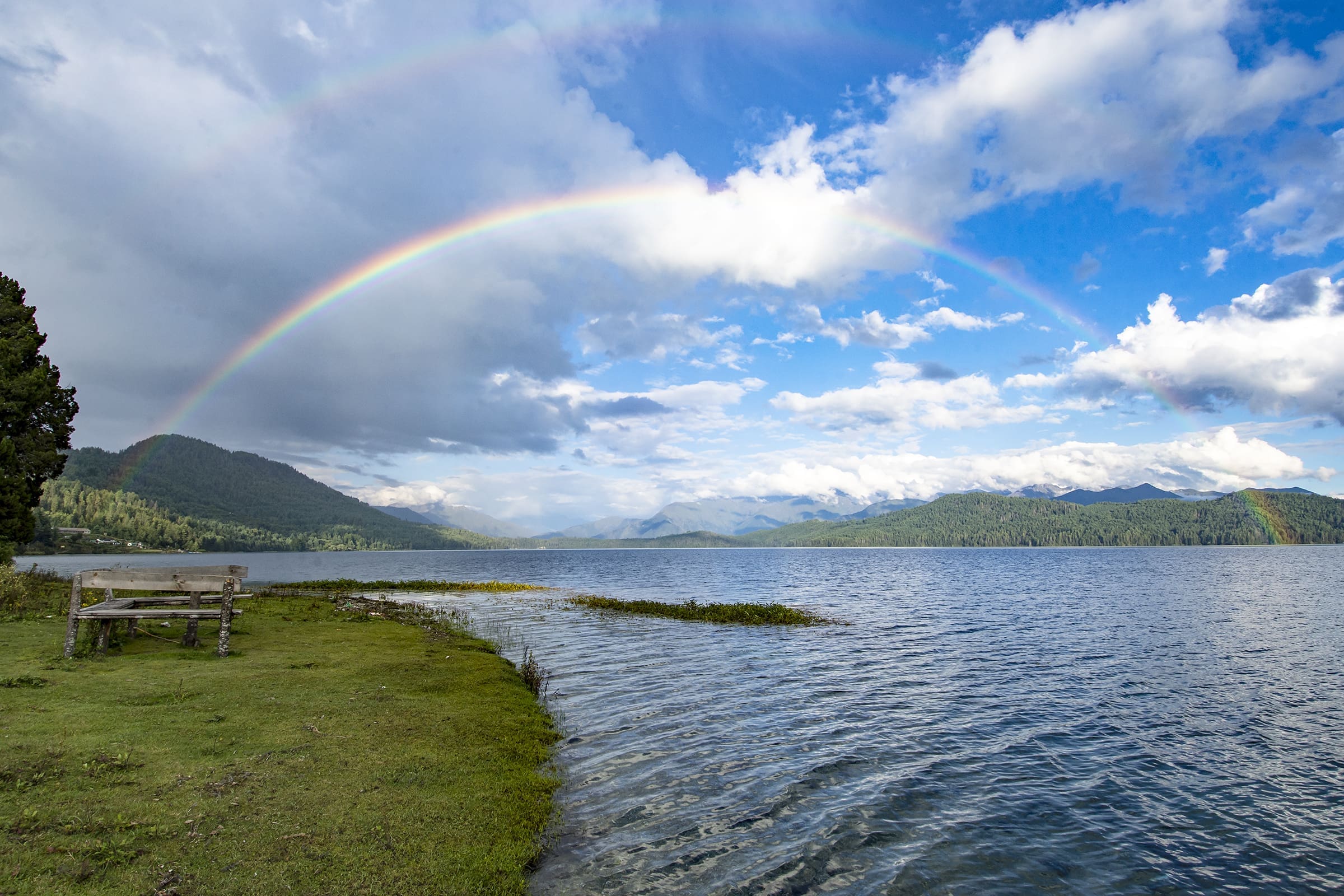 découvrez le symbolisme profond de l'arc-en-ciel, ses significations culturelles, spirituelles et ses messages d'espoir à travers le monde.