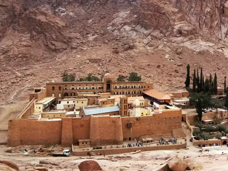 découvrez l'abri mystérieux du sinaï qui dévoile un secret millénaire, révélant des trésors et des histoires anciennes fascinantes.