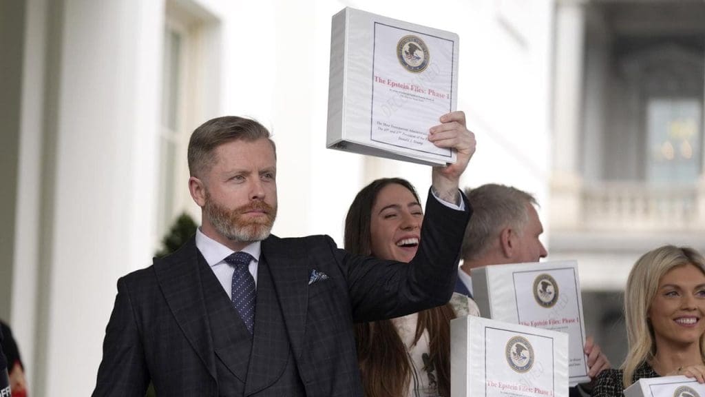 découvrez comment vladimir poutine est mentionné dans les documents déclassifiés liés à l'affaire epstein, révélant de nouvelles informations cruciales.