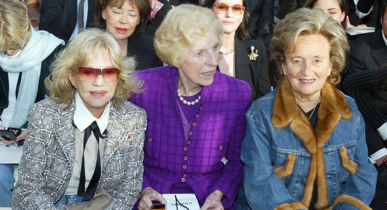 découvrez comment bernadette chirac a été honorée par le président emmanuel macron pour son engagement et ses contributions exceptionnelles à la société française.