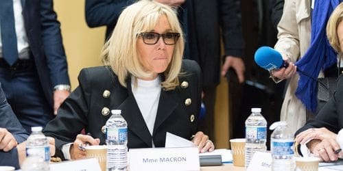 découvrez comment bernadette chirac a été honorée par emmanuel macron pour son engagement et son dévouement au service de la france.