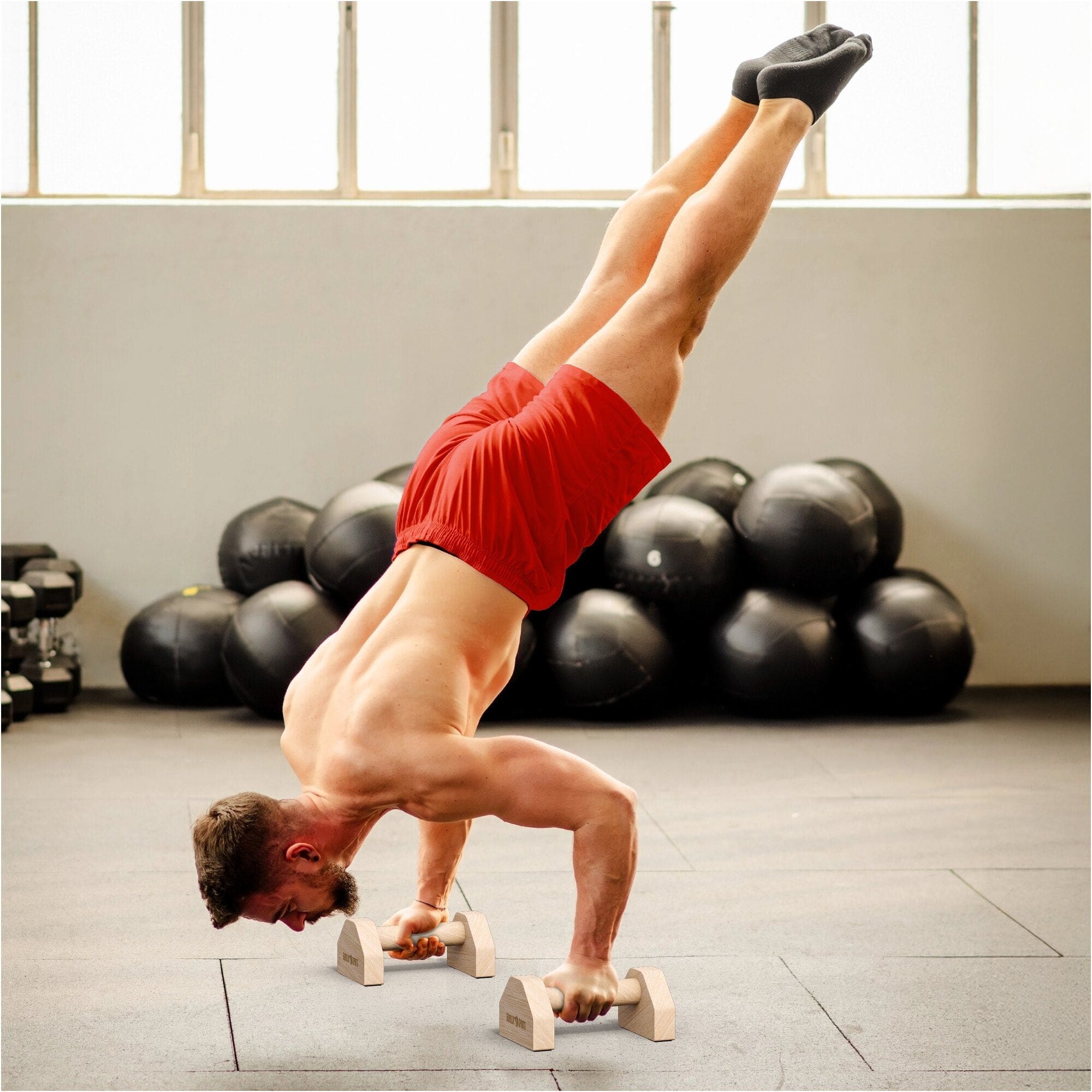 découvrez la callisthénie, un sport complet sans équipement qui utilise le poids du corps pour améliorer force, souplesse et endurance, accessible à tous.