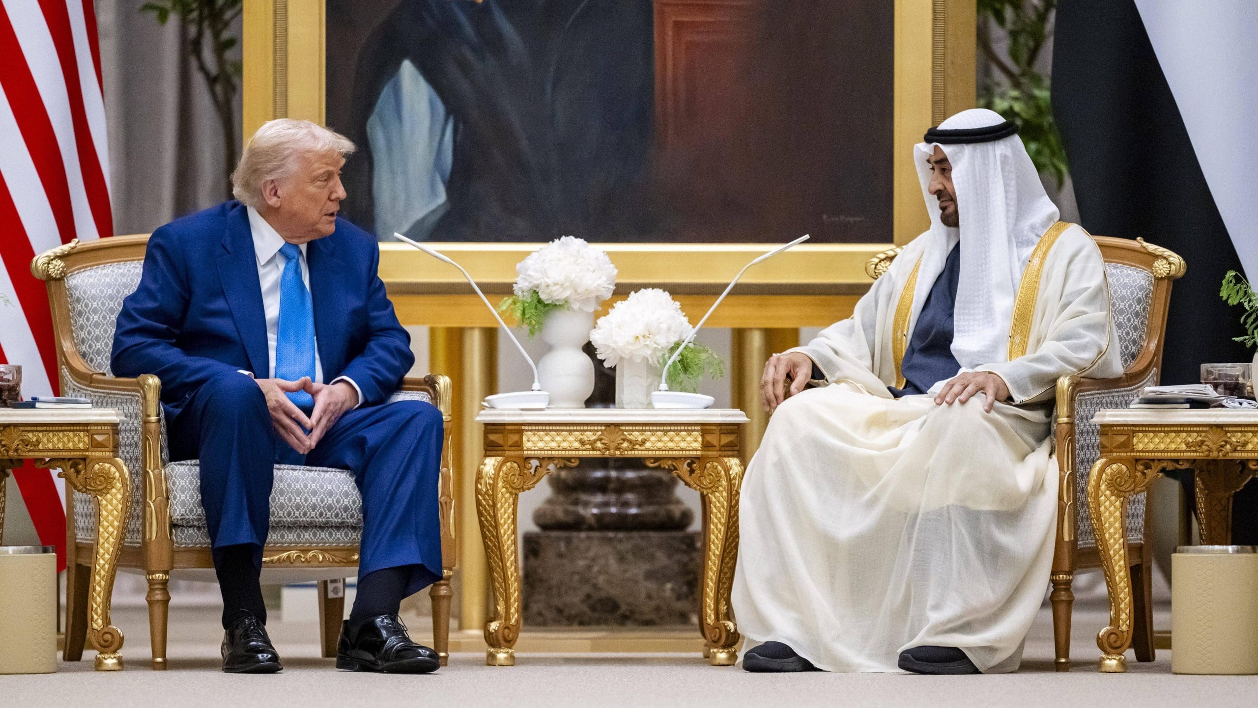 découvrez comment un cheikh émirati investit discrètement dans les cryptomonnaies, avec un lien surprenant à trump.