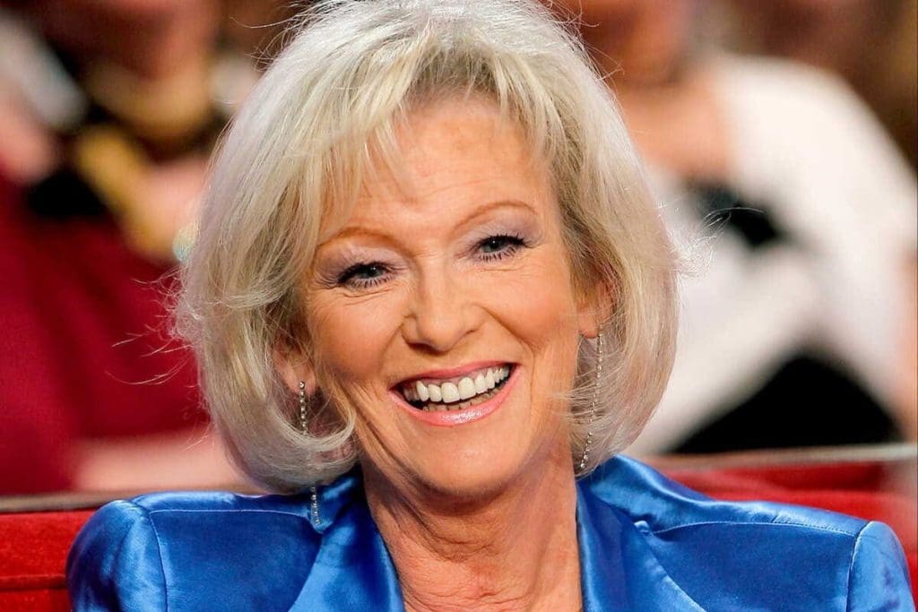 découvrez le combat d'evelyne leclercq contre le cancer et les secrets qui ont marqué son parcours inspirant.