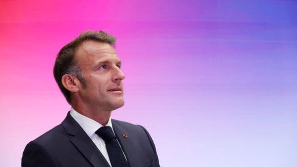 découvrez comment emmanuel macron prépare son retour sur la scène politique après 2027, avec des stratégies et projets qui pourraient reshaper l'avenir de la france.