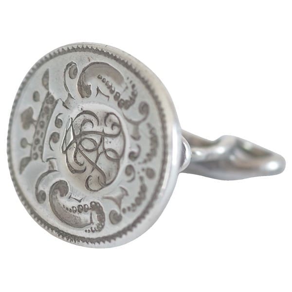 découvrez le mystère du sceau en argent, un bijou élégant alliant histoire et mystique pour sublimer votre style.