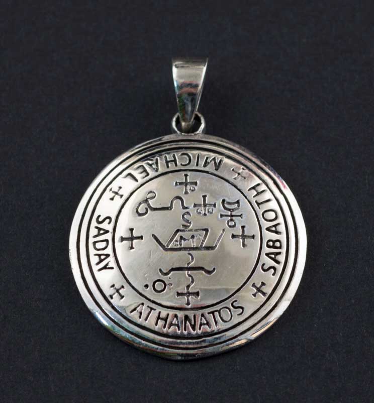 découvrez le mystère du sceau en argent, un bijou élégant alliant tradition et mystère pour sublimer votre style.
