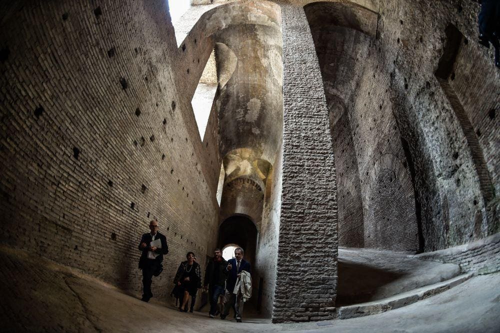 découvrez un passage secret médiéval menant à un site néolithique, un voyage fascinant à travers l'histoire ancienne et médiévale.