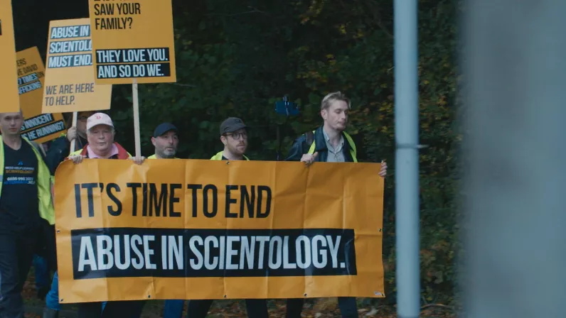 découvrez les secrets de la scientologie et plongez au cœur d'un empire mystérieux, entre croyances, controverses et influence mondiale.
