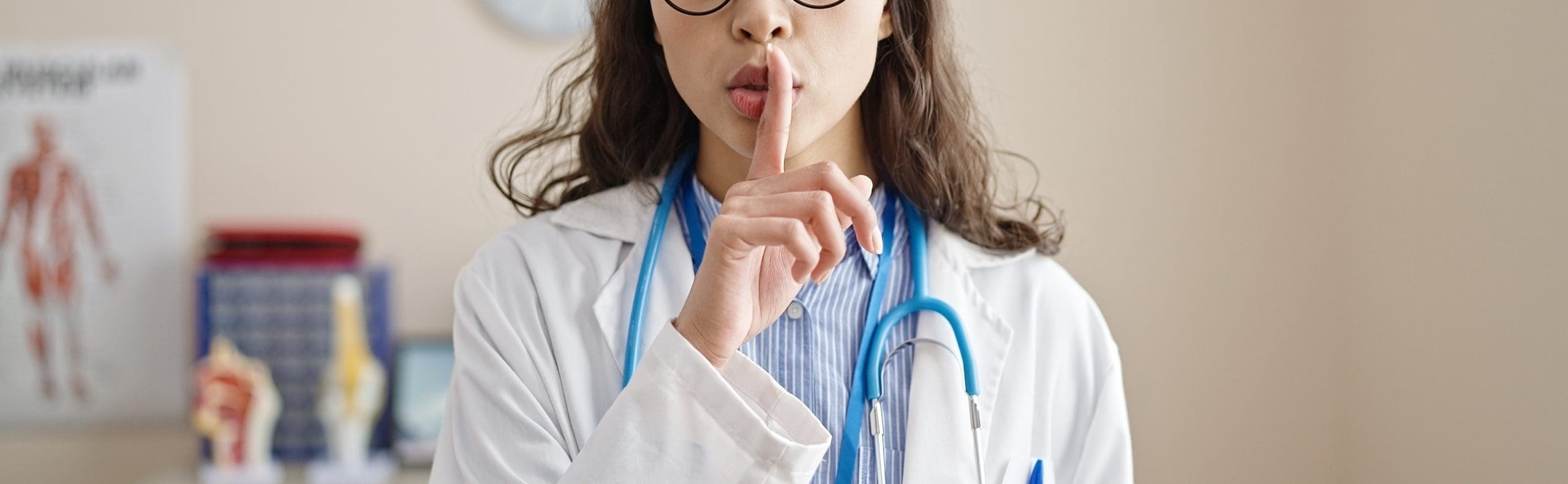 découvrez l'importance du secret médical et les précautions à prendre entre médecins et employeurs pour protéger la confidentialité des informations de santé.