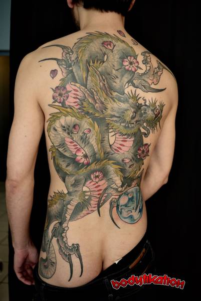 découvrez la signification profonde du tatouage de dragon, symbole de puissance, sagesse et protection dans diverses cultures.