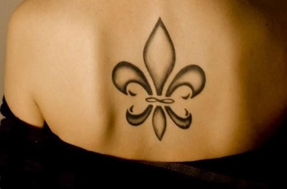 découvrez la signification profonde du tatouage fleur de lys, symbole d'élégance, de royauté et d'héritage culturel dans l'art corporel.