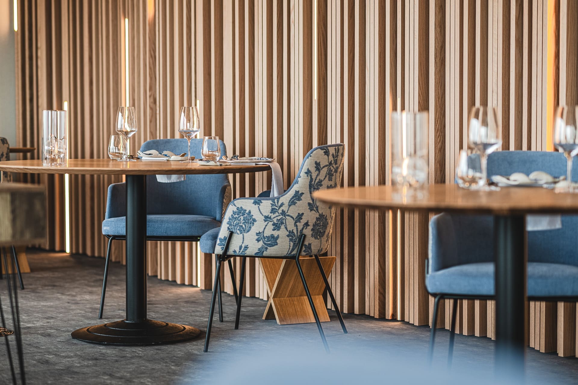 découvrez l'histoire touchante d'un admirateur anonyme qui comble un restaurant vendéen, révélant des secrets et une passion inattendue au cœur de la vendée.