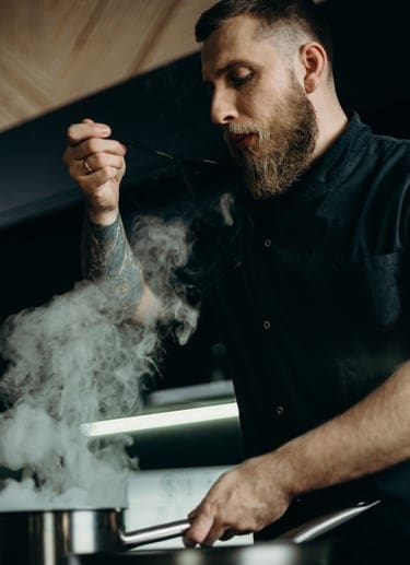 découvrez l'histoire touchante d'un admirateur anonyme qui comble de joie un restaurant vendéen, révélant une surprise pleine d'émotion et de bienveillance.
