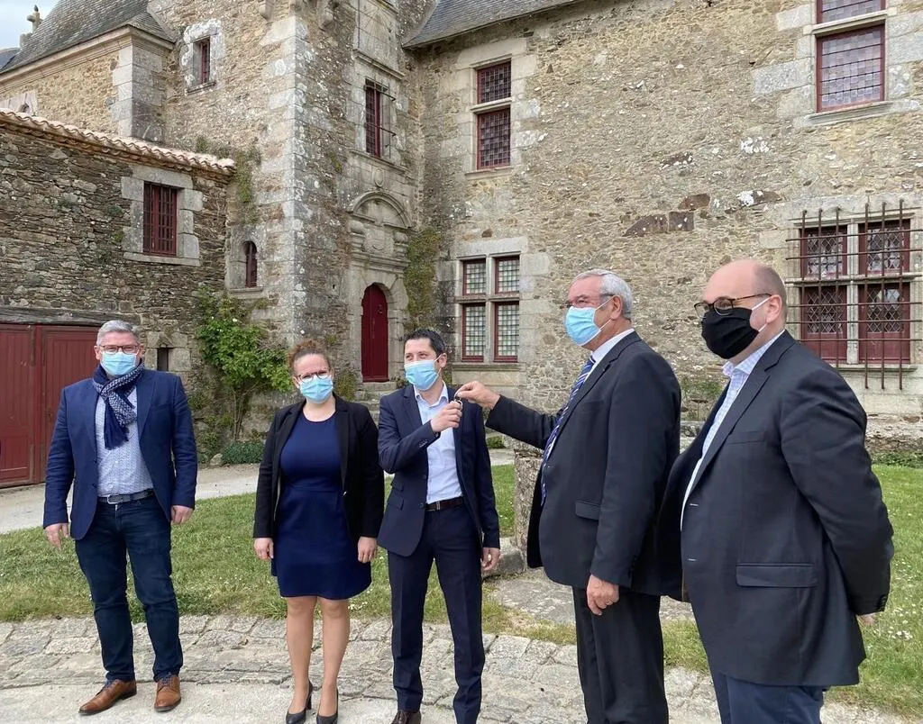 un admirateur anonyme comble de surprises un restaurant vendéen, créant une expérience unique et chaleureuse pour les clients.