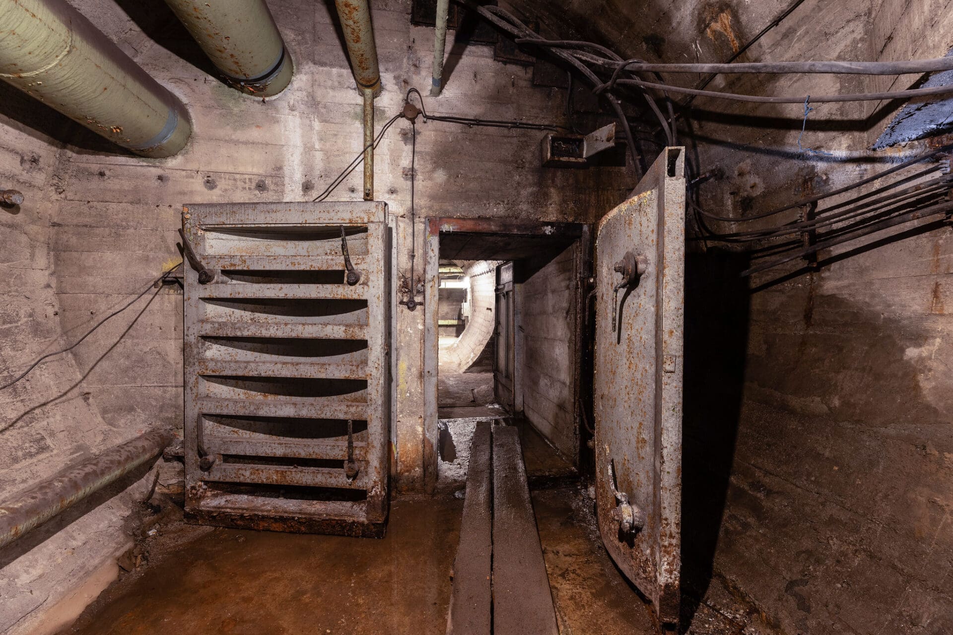 découvrez le bunker sous-marin secret de poutine, une installation mystérieuse dédiée à la protection et à la stratégie militaire en eaux profondes.