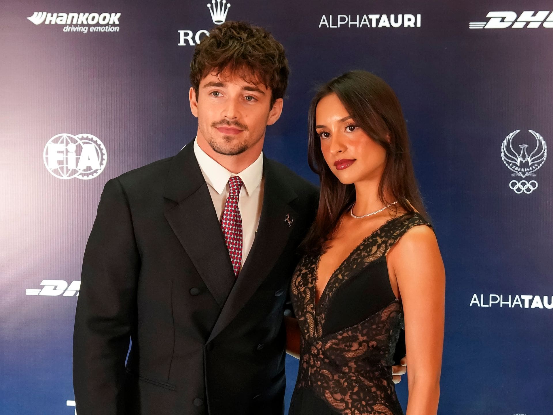 découvrez les coulisses du style de la mariée charles leclerc et alexandra saint meleux : inspiration, choix et détails exclusifs pour un mariage inoubliable.