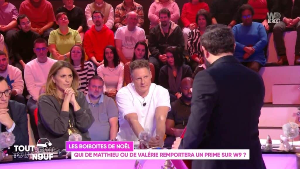 découvrez comment cyril hanouna a surpris matthieu delormeau avec un cadeau inattendu, une moment plein d'émotions et de complicité.