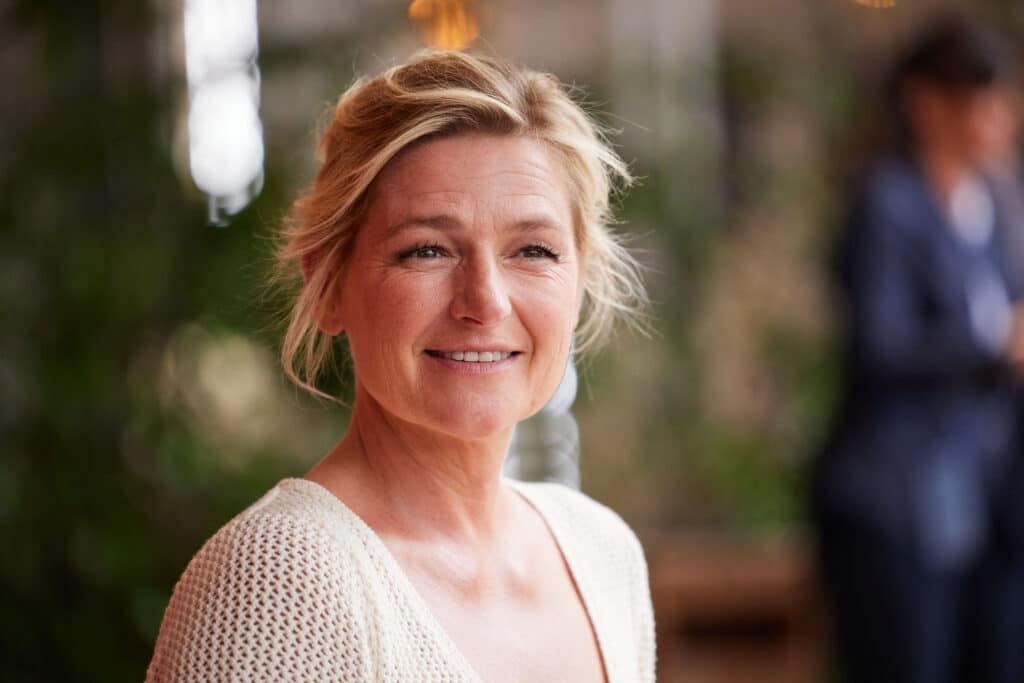 découvrez l'incident survenu lors de l'émission 'c à vous' où nastya golubeva fait une chute, provoquant la gêne d'anne-élisabeth lemoine.