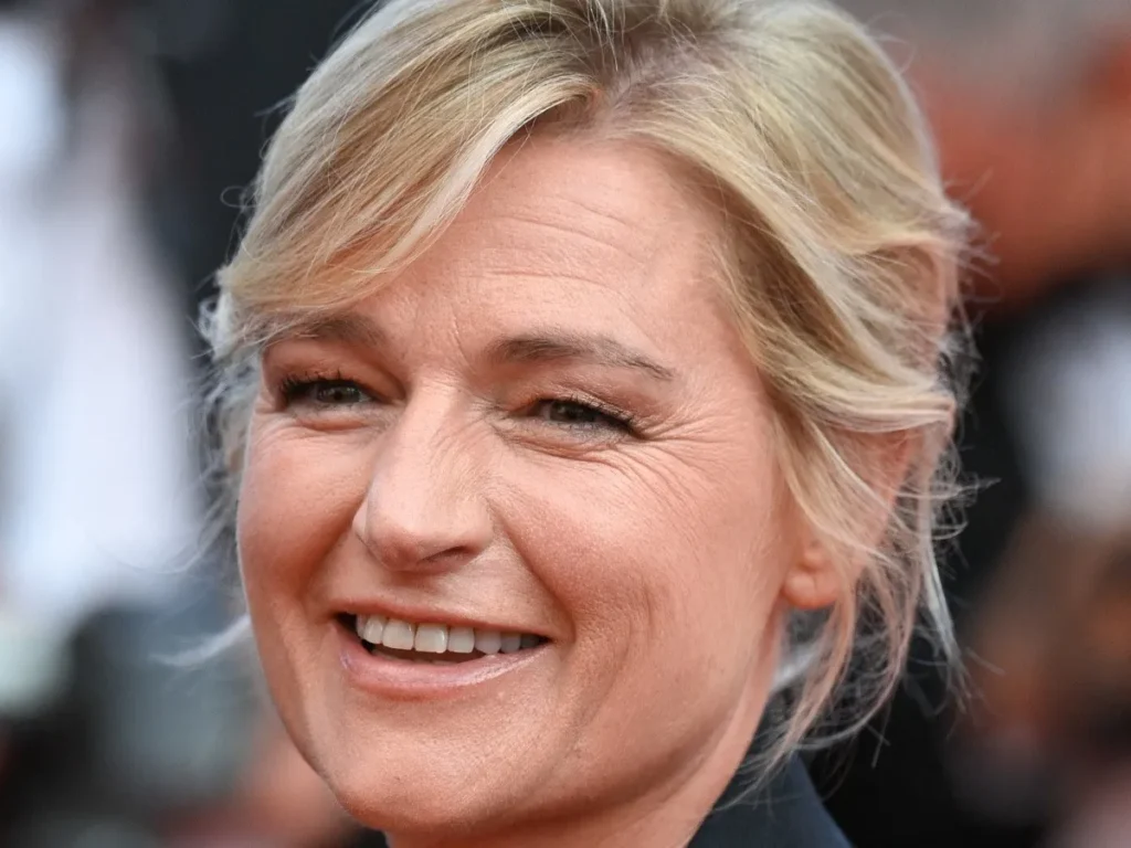 incident à "c à vous" : nastya golubeva chute en direct, anne-elisabeth lemoine visiblement gênée lors de l'émission.