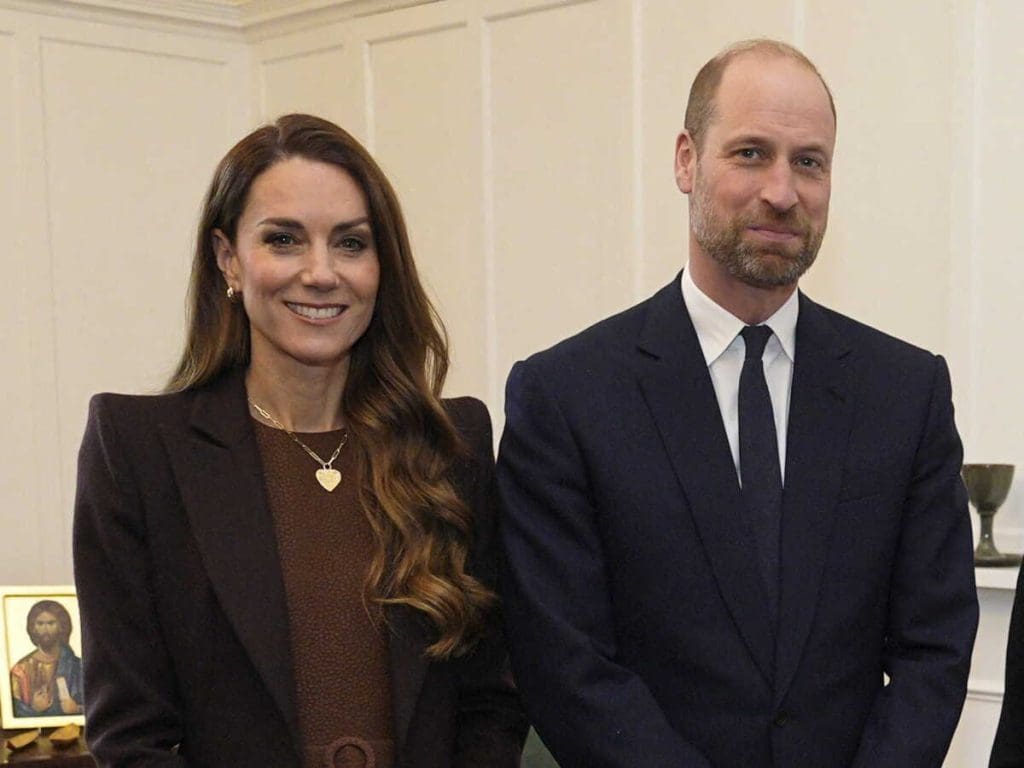 découvrez l'initiative surprenante de kate et william qui fait sourire et amuse le public, une histoire pleine de charme et d'originalité.