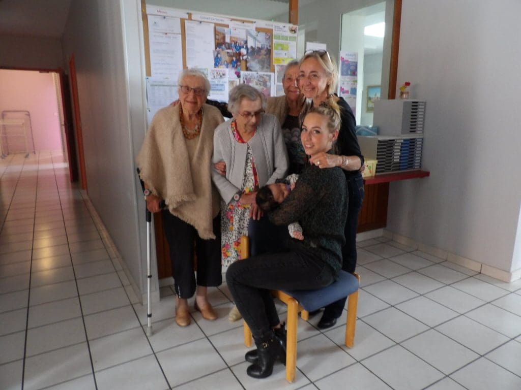 découvrez l'histoire inspirante de lucienne, une centenaire active à bayeux, qui incarne vitalité et passion à tout âge.