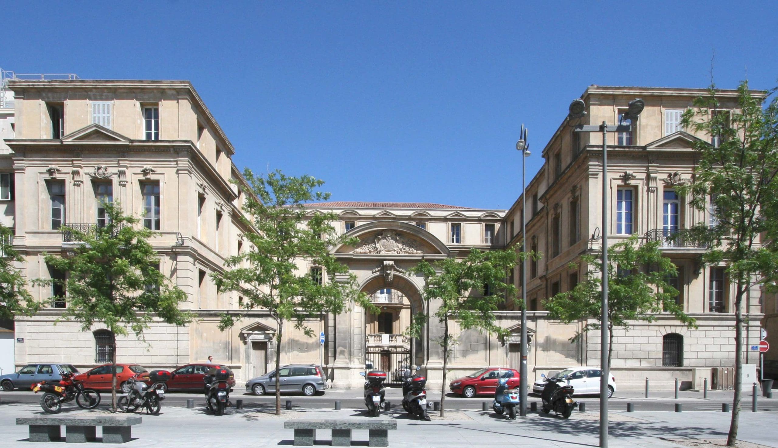 découvrez les secrets de l'évêché historique de marseille, un lieu chargé d'histoire et de patrimoine au cœur de la cité phocéenne.