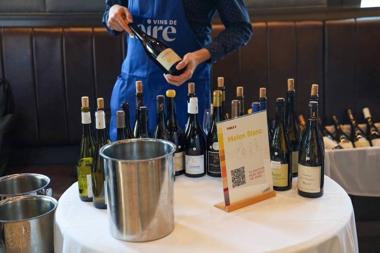 découvrez le muscadet surprise à nantes, une production unique de 5 000 bouteilles, alliant tradition et saveurs exceptionnelles.