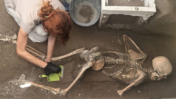 découvrez l'histoire fascinante de la femme aux bijoux et trésors de pompéi, un témoignage unique de la richesse et de la vie quotidienne de l'antiquité.