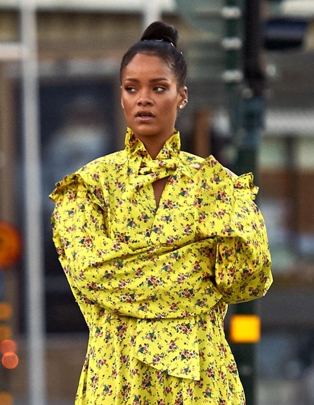découvrez le message énigmatique de rihanna avant l'incident survenu chez elle, et les réactions qu'il a suscitées.