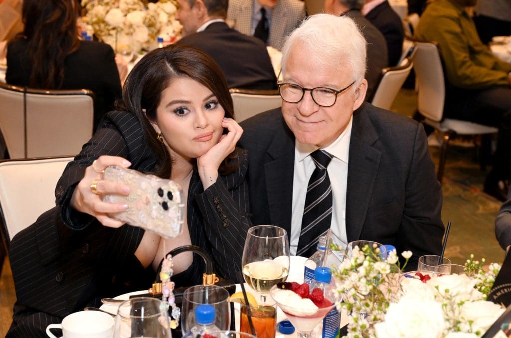 découvrez le soutien émouvant de selena gomez et steve martin suite à la perte de katherine, un hommage rempli de compassion et d'amitié.