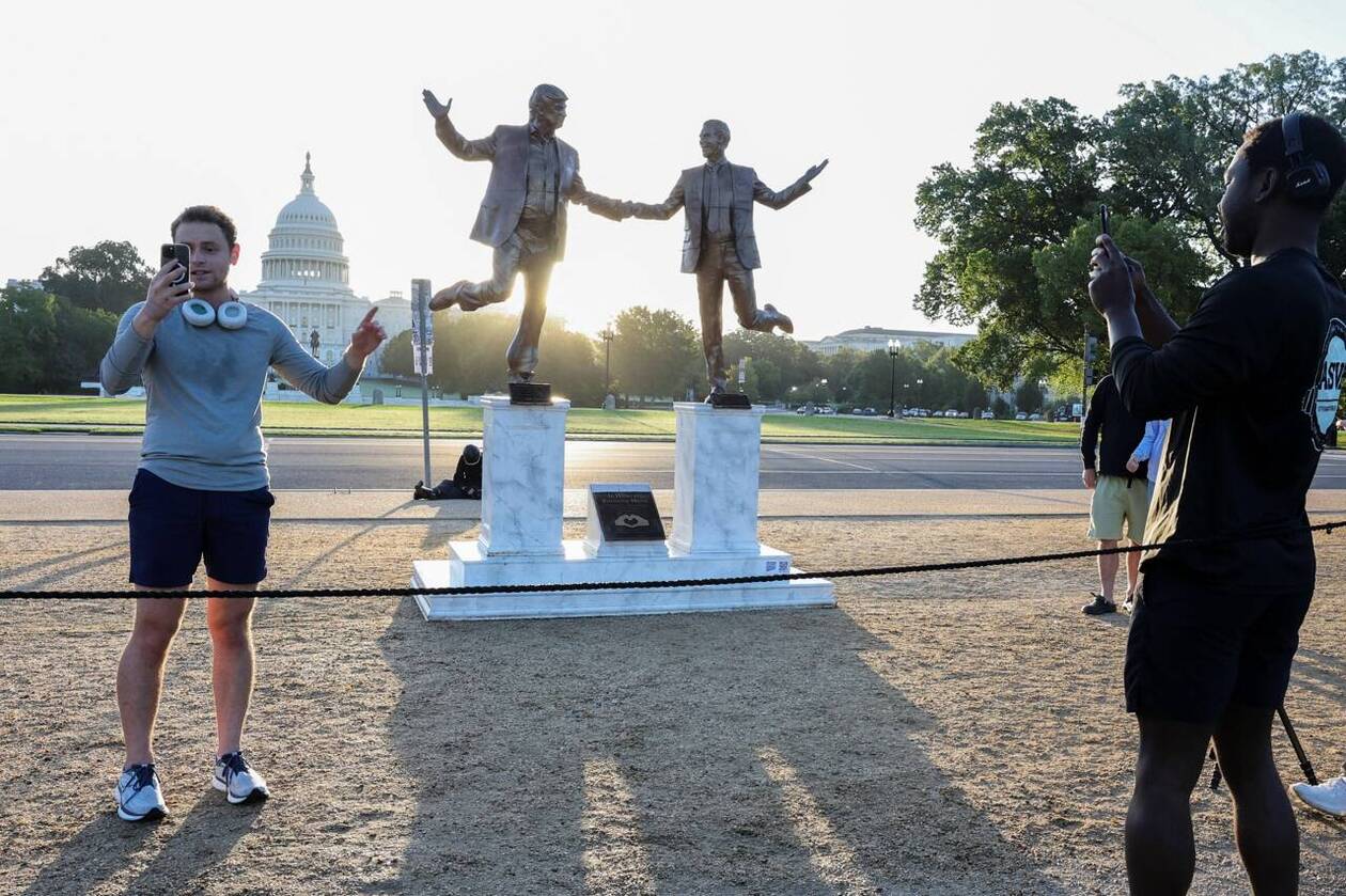 découvrez l'histoire et les débats autour de la statue controversée représentant trump et epstein à bord du titanic, symbole fort mêlant politique et mystère.