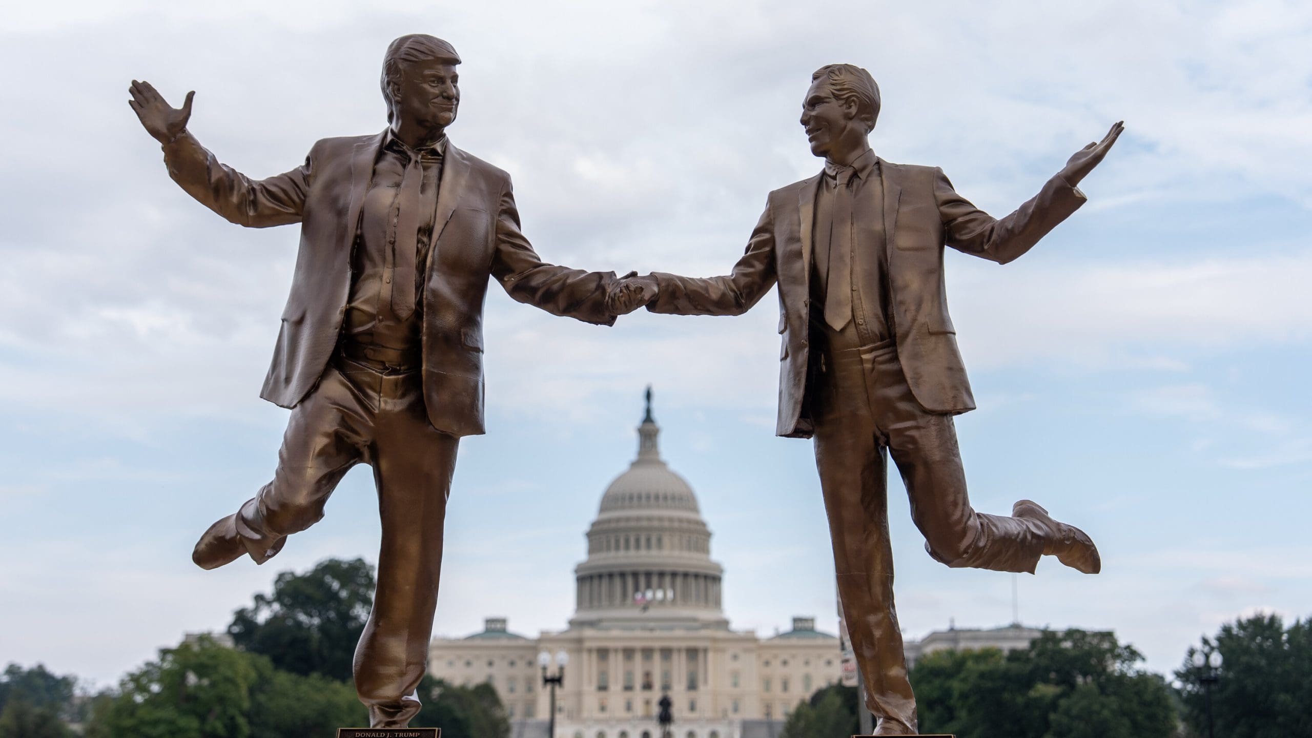 découvrez l'histoire derrière la statue controversée représentant donald trump et jeffrey epstein liée au titanic, un sujet qui suscite débats et polémiques.