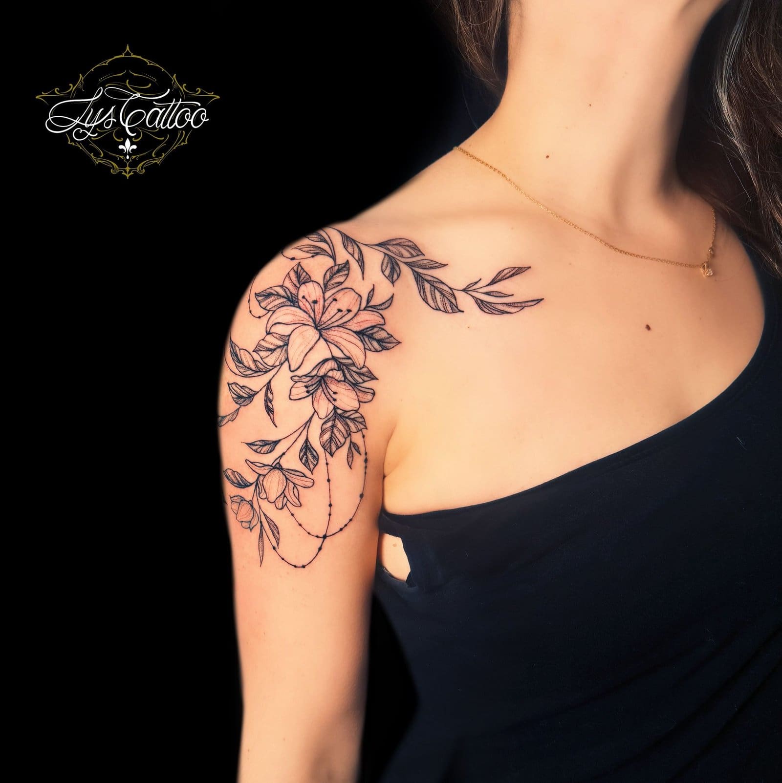 découvrez la signification profonde du tatouage fleur de lys, symbole d'élégance, de royauté et de tradition, et explorez son histoire riche et ses variantes artistiques.