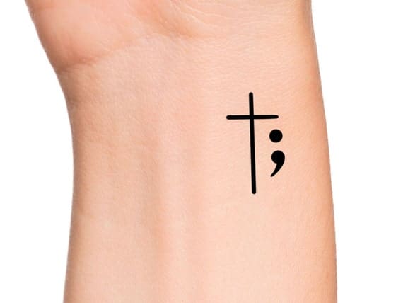 découvrez la signification profonde du tatouage point-virgule et son impact puissant en tant que symbole de force, de résilience et de soutien à la santé mentale.