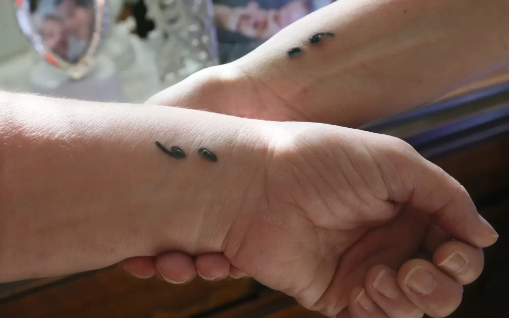 découvrez la signification profonde du tatouage point-virgule et son impact symbolique, un choix puissant pour exprimer espoir et résilience.