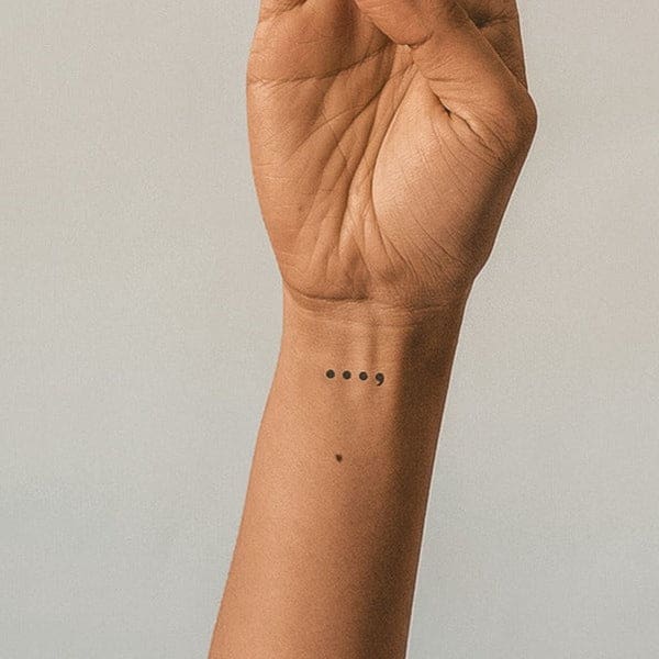 découvrez la signification profonde du tatouage point-virgule et son impact symbolique, un emblème d'espoir, de résilience et de soutien à la santé mentale.