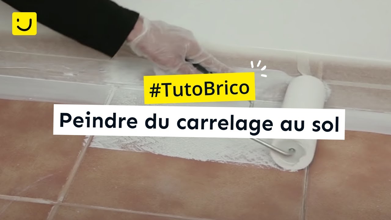 Application d'une peinture de sol carrelé au rouleau dans une cuisine