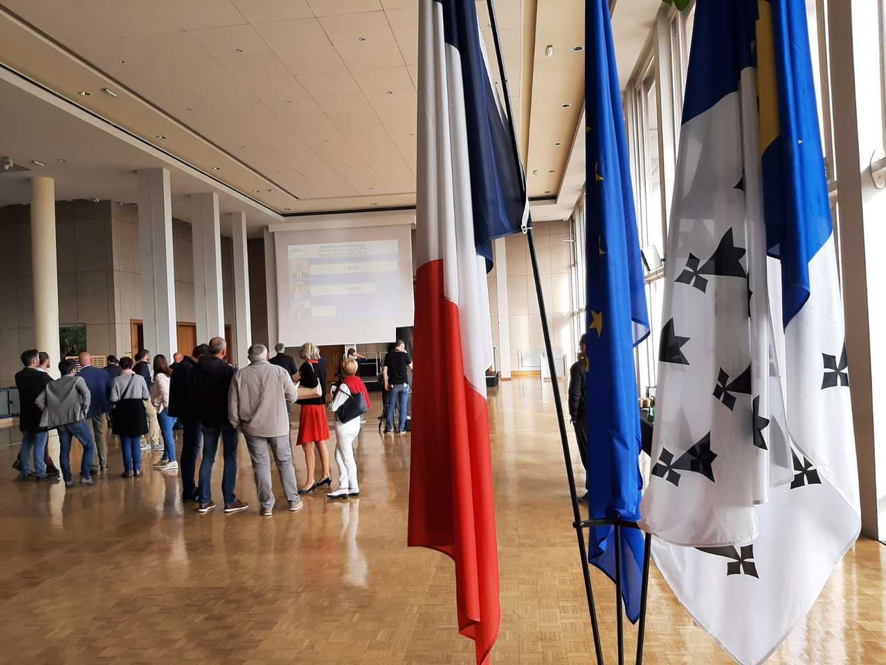 Élections municipales à Brest : Le manoir énigmatique des célébrités secoue la campagne