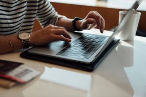 Personne consultant un simulateur chômage pour estimer le montant de son allocation sur un ordinateur