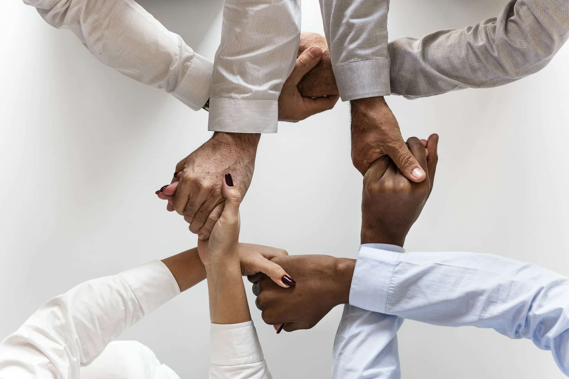 Jeunes volontaires en Service Civique consultant les informations sur leur indemnité