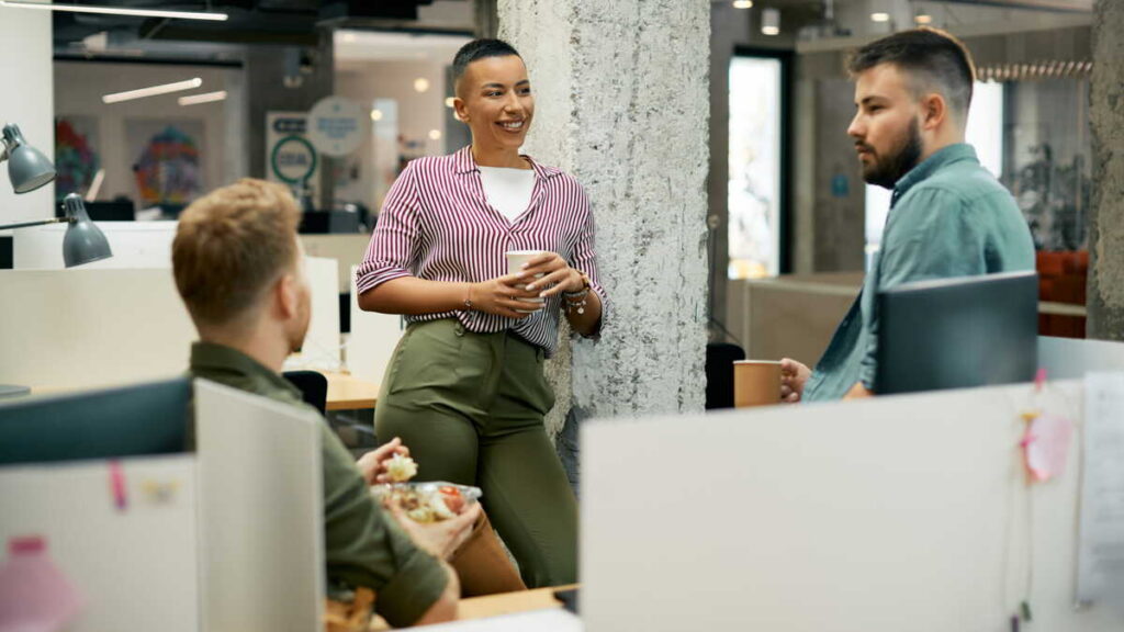 Salariés prenant une pause méridienne dans un espace de restauration