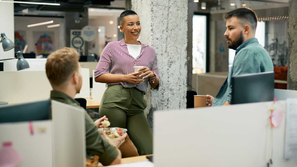 Salariés prenant une pause méridienne dans un espace de restauration
