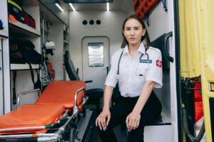 Ambulanciers devant leur ambulance, illustration du salaire ambulancier en France